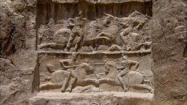 伊朗波斯波利斯附近，刻有武士浮雕的古墓墙视频素材