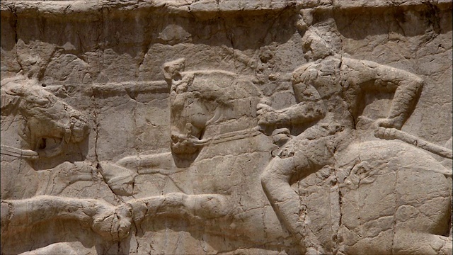 伊朗波斯波利斯附近的古墓墙，刻有勇士的浅浮雕视频素材