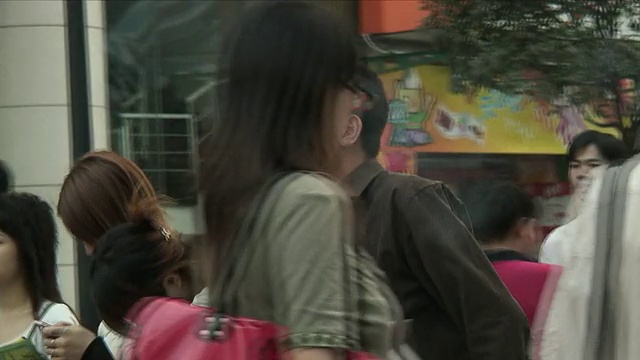 中国重庆，三个朋友走在拥挤的人行道上视频下载