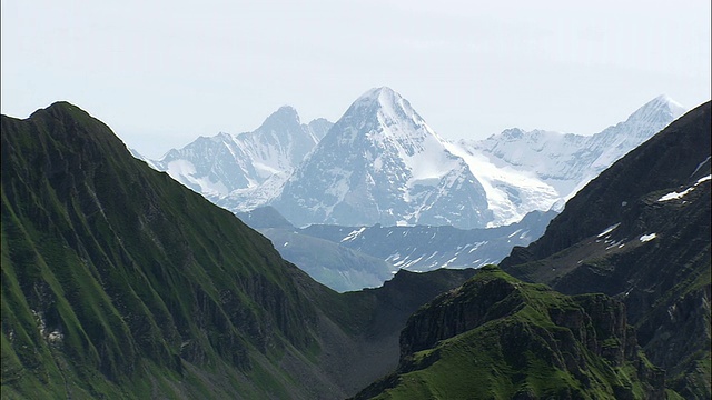 以艾格尔为背景的空中高山景观，瑞士伯尔尼茨威西曼附近视频下载