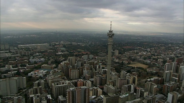 WS POV鸟瞰山眉塔和中心城市/约翰内斯堡，豪登省，南非视频素材