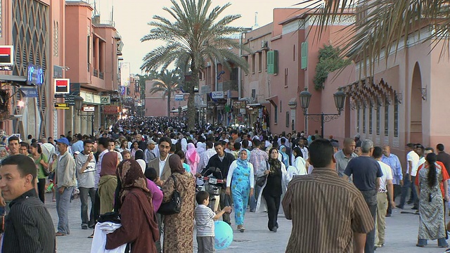 黄昏时分，摩洛哥马拉喀什，人群涌向Djemaa el Fna广场视频素材