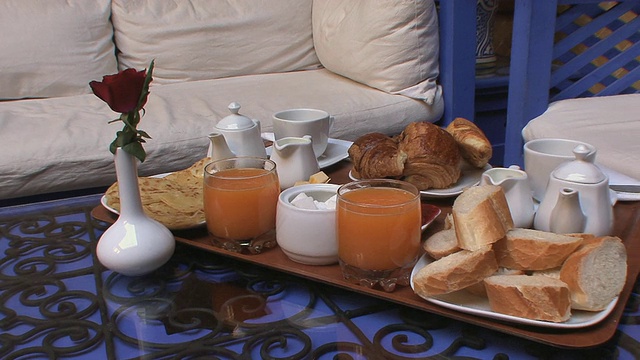 摩洛哥马拉喀什酒店房间桌上的摩洛哥早餐视频素材