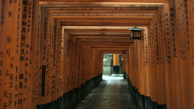 日本京都，通往Fushimi Inari Taisha神社内部的鸟居门视频素材