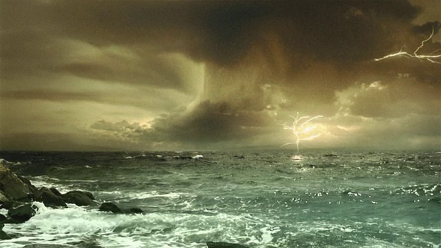 视频的背景。超级单体雷暴，伴有多次闪电的海上风暴视频素材