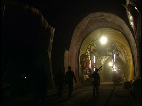 瑞士米索兹洛施伯格隧道的建筑工人视频素材