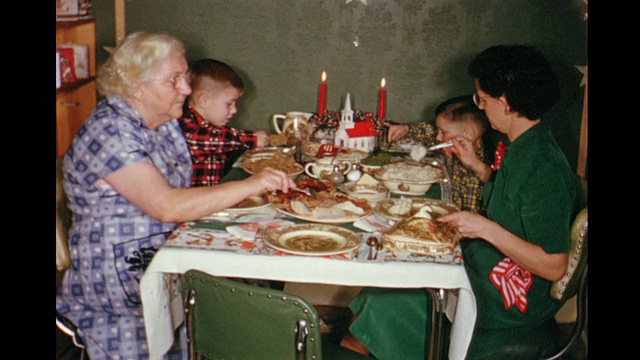 1954年家庭电影男人切火鸡，女人摆桌子/加拿大多伦多视频下载