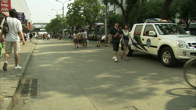 北京西单购物区的人行道上人潮涌动视频素材