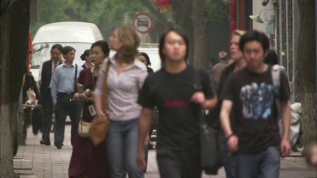 拥挤的胡同街景，中国北京视频素材