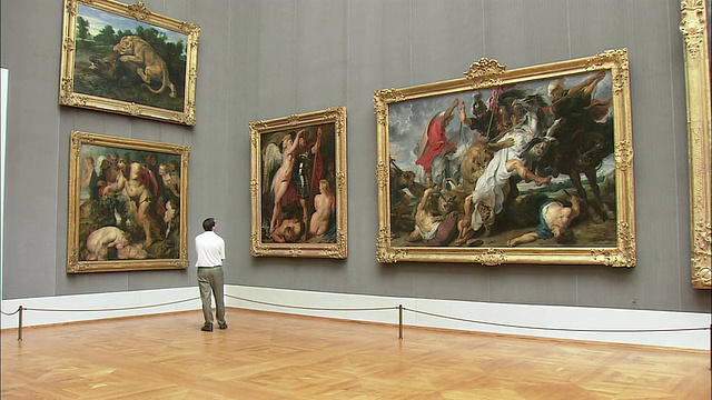 德国巴伐利亚州慕尼黑，游客们在欣赏鲁本斯的画作视频下载