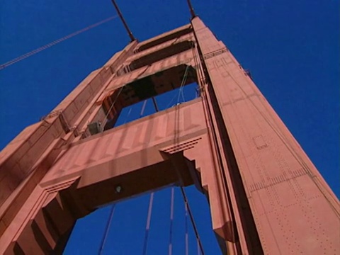 直望金门大桥的跨塔视频下载