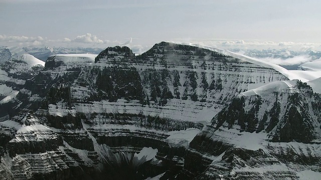 空中积雪覆盖加拿大落基山脉，贾斯珀国家公园，阿尔伯塔，加拿大视频下载