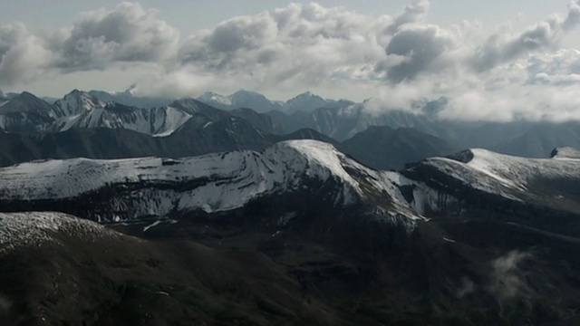 加拿大阿尔伯塔省贾斯帕国家公园，冰雪覆盖的落基山脉上空的云层视频素材