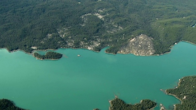 加拿大阿尔伯塔省贾斯珀国家公园，加拿大落基山脉的空中恶性湖视频下载