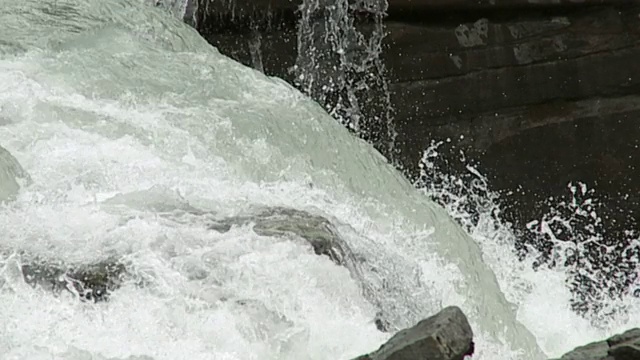 SLO MO CU阿萨巴斯卡瀑布，贾斯珀国家公园，加拿大阿尔伯塔省视频素材