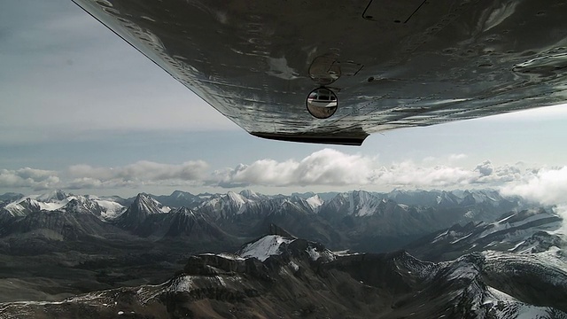 MS机翼的飞机与镜子飞过加拿大的落基山脉，贾斯珀国家公园，阿尔伯塔，加拿大视频素材