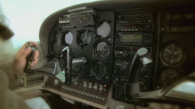 飞机飞行员的手放在方向盘上视频下载