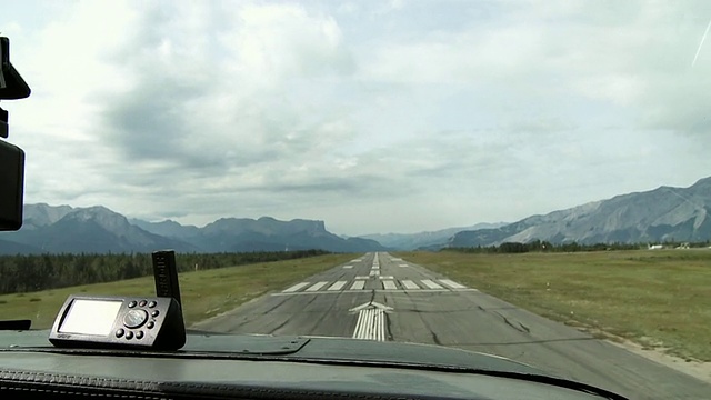 飞机降落在山脉景观的跑道上，贾斯珀国家公园，阿尔伯塔，加拿大视频下载