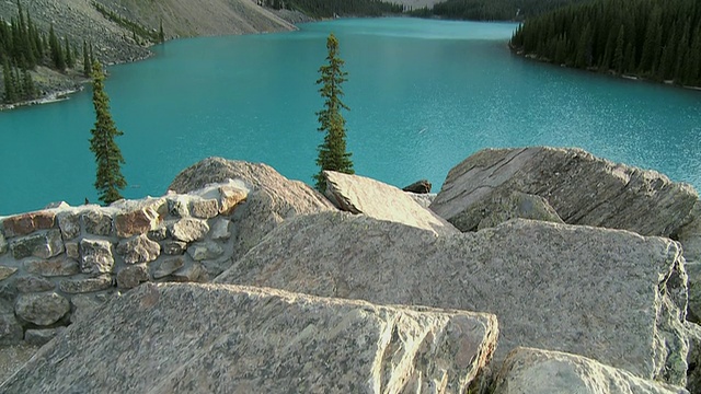 加拿大亚伯达省班夫国家公园，冰碛湖周围群山环绕视频素材