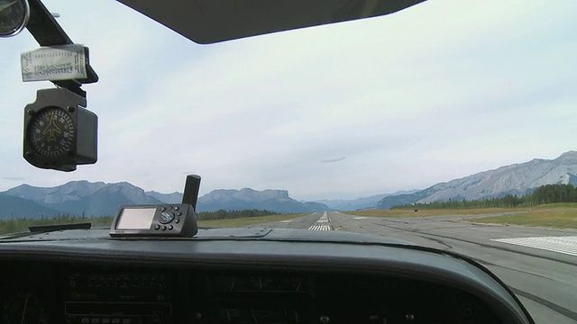 飞机从山上的跑道起飞，贾斯珀国家公园，阿尔伯塔，加拿大视频素材