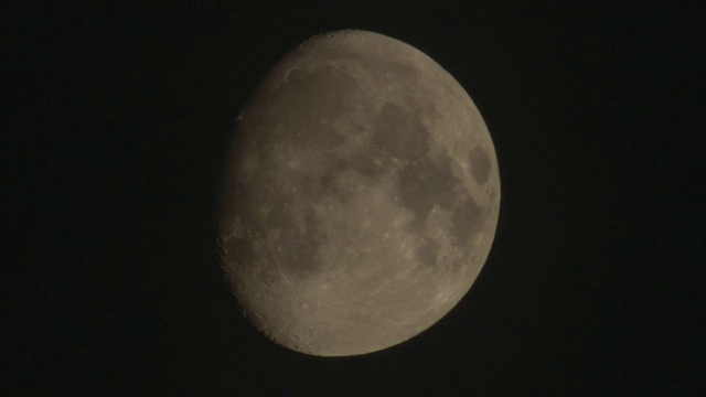 英国布里斯托尔，黑色天空上的月亮视频素材