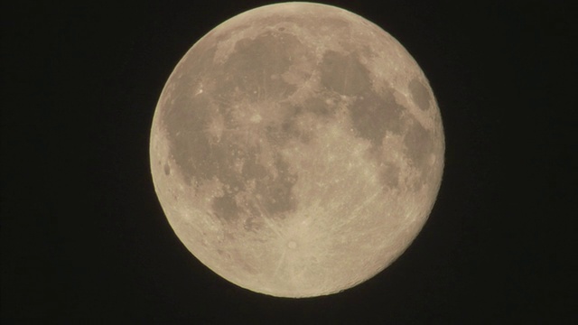 英国布里斯托尔，黑色天空上的满月视频素材