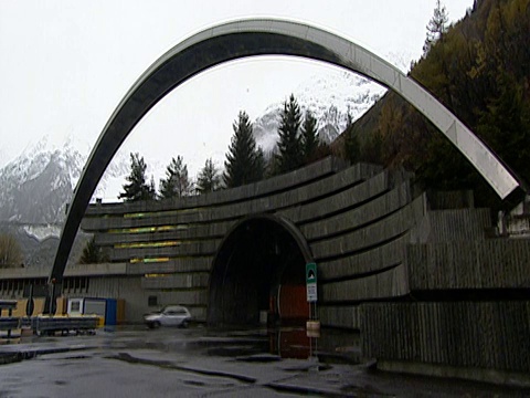 2002年从勃朗峰隧道(法国上萨伏伊)出口的广角镜头交通视频素材