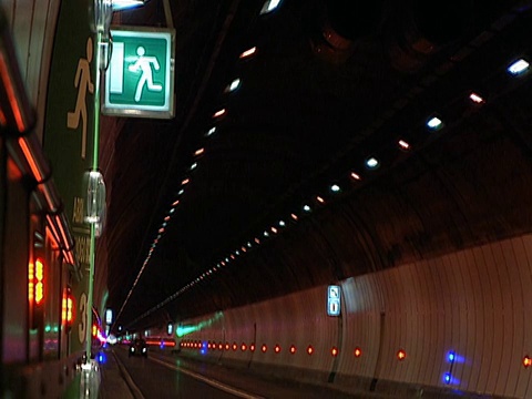 2002年，宽镜头汽车通过勃朗峰隧道/上萨伏伊，法国视频下载