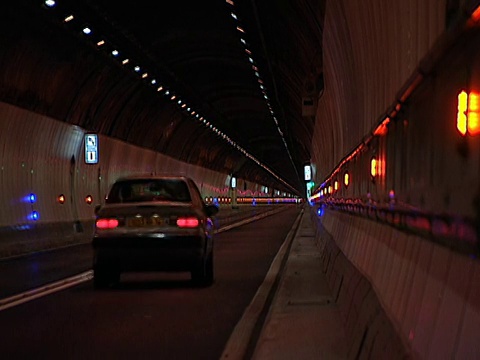 2002年，宽镜头汽车穿过勃朗峰隧道，远离镜头/上萨伏伊，法国视频素材