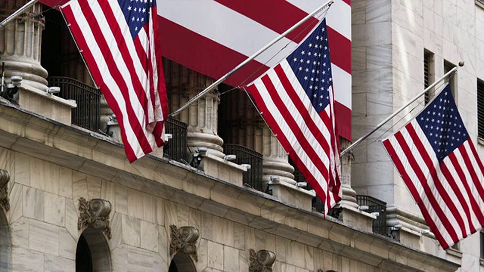 美国纽约市纽约证券交易所大楼上的美国国旗视频下载