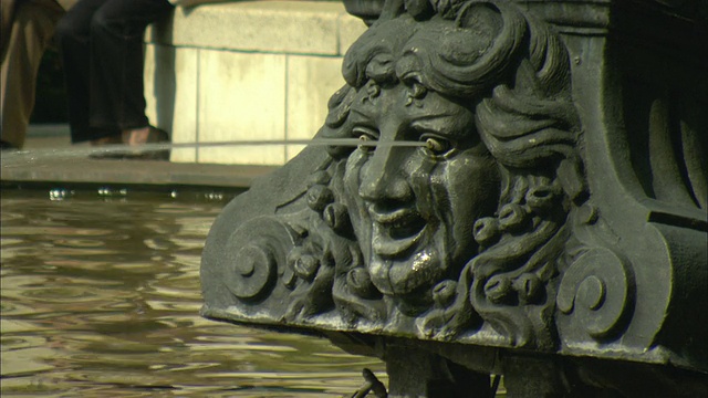 CU雕塑的眼睛来回摇摆，倒出水/瑞士巴塞尔视频素材