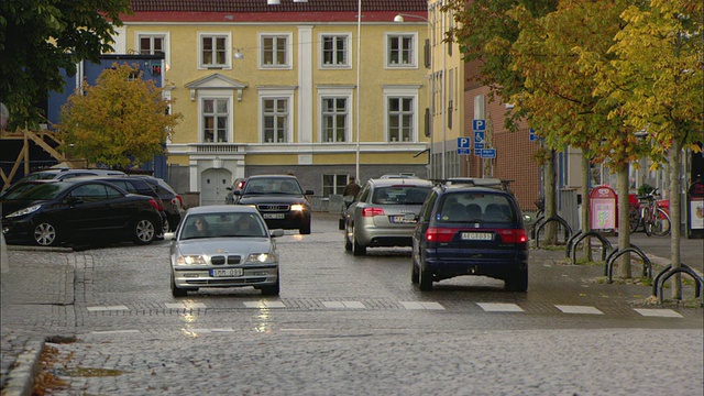 WS街道场景与汽车和公共汽车/ Vaxjo，瑞典视频素材