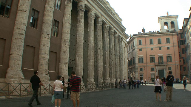 WS罗马证券交易所大楼，采用哈德良神庙的柱子/意大利罗马视频下载