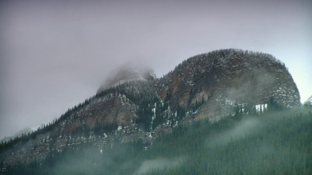 云雾覆盖在路易斯湖/班夫国家公园附近的山上，加拿大阿尔伯塔省视频素材