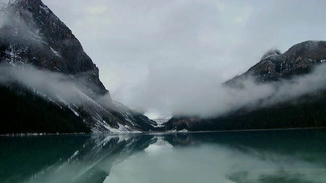 云雾悬挂在路易斯湖/班夫国家公园，阿尔伯塔，加拿大视频素材