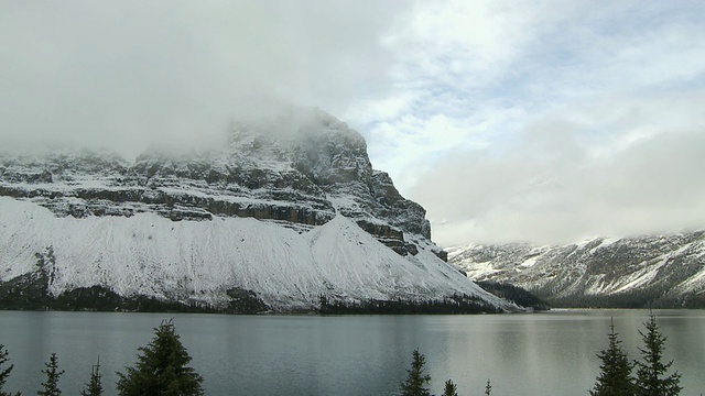 WS冰川湖和雪山/班夫国家公园，阿尔伯塔，加拿大视频素材