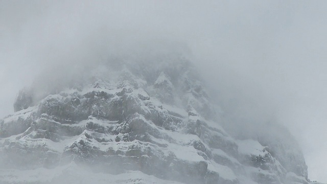 洛基山覆盖着雪和云/班夫国家公园，阿尔伯塔，加拿大视频素材