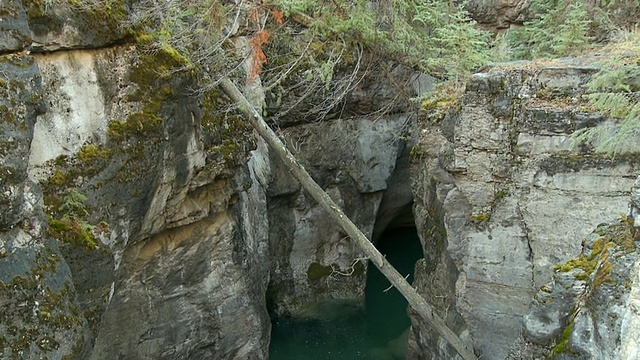MS HA PAN水流经贾斯珀国家公园的恶性峡谷/阿尔伯塔，加拿大视频素材