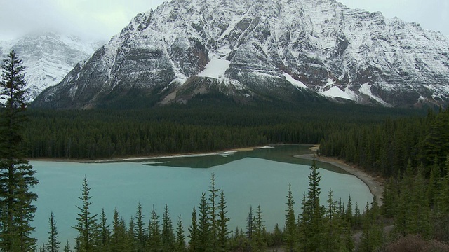 加拿大亚伯达省班夫国家公园的WS TU冰川湖和雪山视频素材