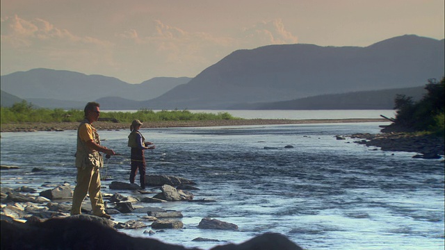 美国蒙大拿州冰川国家公园，男男女女在岩石溪流中飞钓视频素材