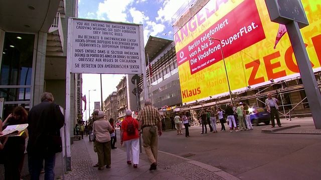 在冷战期间东德和西德之间的柏林墙过境点查理检查站进入美国区域标志/德国柏林视频下载
