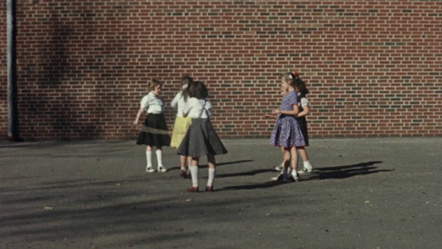 1956年WS女孩在校园里跳绳/美国视频下载