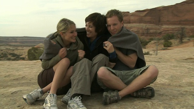 三个人裹在毯子里视频素材