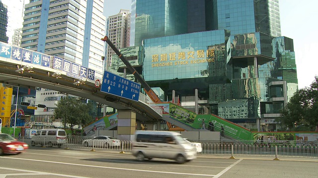 繁忙的街道与深圳证券交易所大楼在中国深圳视频下载