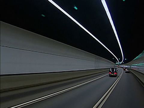 各种各样的WS MS TS驾驶通过隧道在香港的道路上，潘右到隧道墙，潘左回到道路。其他车辆可见整个WS RA。视频素材