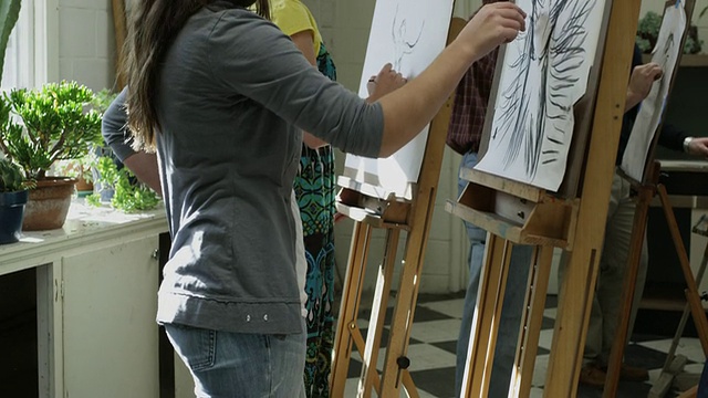 美国弗吉尼亚布埃纳维斯塔艺术学院的学生在课堂上画画视频下载