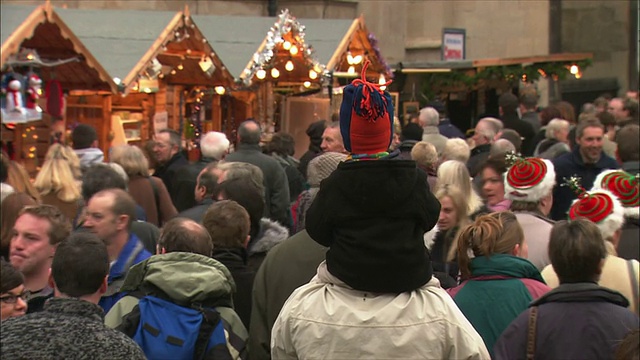 英国萨默塞特的巴斯圣诞市场上的人们视频下载