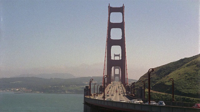 美国加利福尼亚州旧金山市金门大桥上的WS HA PAN交通视频素材