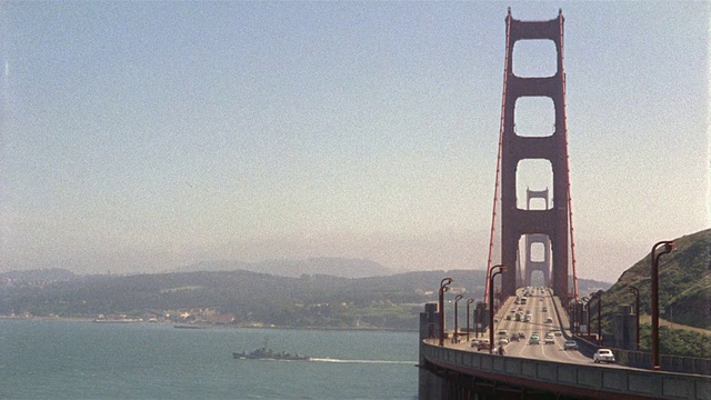 金门大桥上的蒙太奇交通与城市景观海湾/旧金山，加利福尼亚州，美国视频素材