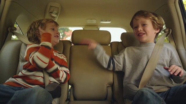 MS Boys(4-5人)坐在汽車后座做鬼臉/亞特蘭大，喬治亞，美國視頻素材